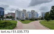 A city park with a walkway and a bridge. Belarus Minsk 09.08.25. Редакционное фото, фотограф Ярославский Максим / Фотобанк Лори