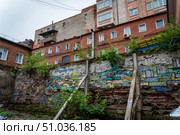 Владивосток. Район Миллионка. Граффити. Здания в историческом центре города. Редакционное фото, фотограф Елена Миловидова / Фотобанк Лори