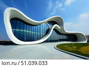 Heydar aliyev center reflecting modern architecture in baku, azerbaijan. Стоковое AI-изображение, AI-художник Иван Рябоконь / Фотобанк Лори