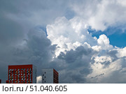Над домами плывут светлые и тёмные облака. Стоковое фото, фотограф Валерий Иванович Клейменов / Фотобанк Лори