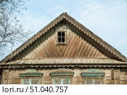 Фронтон старинного русского деревянного дома XIX в. за Кутумом ( Астрахань ). (2020 год). Стоковое фото, фотограф Павел Просянов / Фотобанк Лори