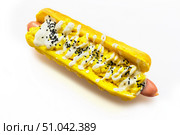 Сосиска с булочкой в сырном соусе с ананасами и семенами тмина на белом фоне. Стоковое фото, фотограф 1Andrey Милкин / Фотобанк Лори