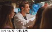 Engaging discussion about science at an interactive exhibit in a vibrant downtown location. Стоковое AI-видео, аниматор Сергей Толмачёв / Фотобанк Лори