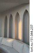 Свет и тени на арочных нишах стены Three arched niches in a white wall each containing a glowing lantern with soft light effect. Стоковое видео, видеограф Zita Khasanova / Фотобанк Лори
