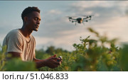 Using a drone to monitor crops in an expansive field during an early evening sunset. Стоковое AI-видео, аниматор Сергей Толмачёв / Фотобанк Лори
