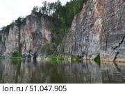 Вид на известняковые скалы над рекой с лесом на вершине (2009 год). Редакционное фото, фотограф Николай Кузнецов / Фотобанк Лори