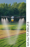 Agricultural drone spraying crops in cultivated field. Стоковое AI-видео, аниматор Юрий Поздников / Фотобанк Лори