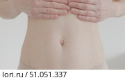 Female navel area pulled showing sagging upper skin. Стоковое видео, видеограф Olesia Kondrateva / Фотобанк Лори