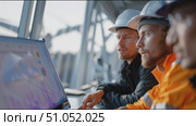 Engineers collaborating on construction site at sunset to optimize project plans and safety procedures. Стоковое AI-видео, аниматор Сергей Толмачёв / Фотобанк Лори
