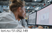 Engineers collaborating on innovative project in high-tech facility during work hours. Стоковое AI-видео, аниматор Сергей Толмачёв / Фотобанк Лори