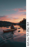 Kayaking at sunset on a serene lake surrounded by mountains and trees. Стоковое AI-видео, аниматор Сергей Толмачёв / Фотобанк Лори
