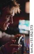 Young gamer focused on intense competition at esports event in a dimly lit venue. Стоковое AI-видео, аниматор Сергей Толмачёв / Фотобанк Лори