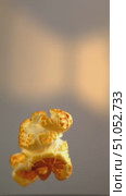 A Captivating Visual Journey of Popcorn: From Airborne Delight to Soft Landing, Exploring the Transformative Nature of Snack Moments. Стоковое AI-видео, аниматор Владимир Федоров / Фотобанк Лори