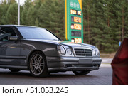 KRASNOYARSK, RUSSIA - July 31, 2025: Silver Mercedes Benz E class W210. Редакционное фото, фотограф Плотников Дмитрий / Фотобанк Лори