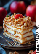 Delicious Apple Crumble Dessert With Layers of Baked Apples and Crumble Topping Served on a Rustic Plate. Стоковое AI-изображение, AI-художник Юлия Гапеенко / Фотобанк Лори