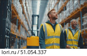 Warehouse workers inspect shelves while managing inventory in a bustling storage facility. Стоковое AI-видео, аниматор Сергей Толмачёв / Фотобанк Лори