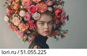 Charming woman proudly displaying an assortment of flowers beautifully arranged in her hair, showcasing vibrant colors and intricate designs. Стоковое AI-видео, аниматор Данила Большаков / Фотобанк Лори