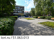 Город Тюмень. Альфабанк. Сквер Тенистый. Улица Республики. Стоковое фото, фотограф Александр Тараканов / Фотобанк Лори
