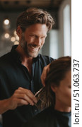 Stylist provides a modern haircut to client in a stylish salon setting during afternoon. Стоковое AI-видео, аниматор Сергей Толмачёв / Фотобанк Лори