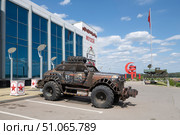 Футуристический автомобиль у здания музея "Легенды СССР". Каменск-Шахтинский. Редакционное фото, фотограф Виктор Карасев / Фотобанк Лори