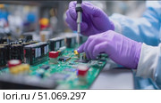 Precision soldering on a circuit board in a modern electronics lab. Стоковое AI-видео, аниматор Сергей Толмачёв / Фотобанк Лори