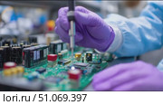 Precision soldering on a circuit board during electronics assembly in a workshop. Стоковое AI-видео, аниматор Сергей Толмачёв / Фотобанк Лори