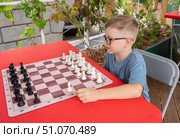Boy playing chess. Стоковое фото, фотограф Мария Паина / Фотобанк Лори