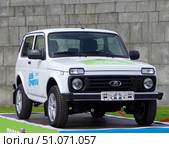 Автомобиль "LADA Niva Legend" в качестве приза лотереи на "День строителя 2025". Екатеринбург, Плотинка, Исторический сквер. Редакционное фото, фотограф Алексей Иванов / Фотобанк Лори