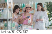 Mother and daughter selecting sunscreen cream or sun protection product and scan QR code in modern drugstore, woman pharmacist consulting customers. Стоковое видео, видеограф Яков Филимонов / Фотобанк Лори