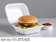 Cheeseburger with sesame bun and relish in biodegradable take away container. Стоковое AI-изображение, AI-художник Юрий Поздников / Фотобанк Лори