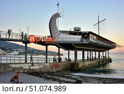 View of the evening embankment of the city of Yalta (2017 год). Редакционное фото, фотограф Александр Карпенко / Фотобанк Лори