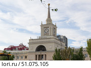 Вид на здание городского Железнодорожного вокзала, станция Волгоград-1, Россия (2022 год). Редакционное фото, фотограф Андрей Цыганков / Фотобанк Лори