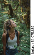 Smiling woman enjoying a forest hike in lush green surroundings. Стоковое AI-видео, аниматор Сергей Толмачёв / Фотобанк Лори