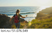 Enjoy a tranquil hike as sunlight meets the ocean waves along a rugged coastline. Стоковое AI-видео, аниматор Данила Большаков / Фотобанк Лори