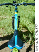 The saddle, handlebar and frame of a mountain bike. Cycling, close-up. Стоковое фото, фотограф Наталия Кирсанова / Фотобанк Лори