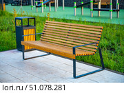 Empty Park Bench Under Green Trees in Sunny Park. Стоковое фото, фотограф Дмитрий Брусков / Фотобанк Лори