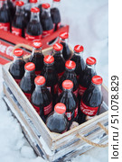 Krasnodar, Russia - December 10, 2021: Glass bottles of Coca-Cola on the street during the snow. Редакционное фото, фотограф Наталия Кирсанова / Фотобанк Лори