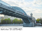 Moscow, Russia - May 07, 2021: Andreevsky Bridge across the Moscow River. Редакционное фото, фотограф Наталия Кирсанова / Фотобанк Лори