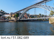 Scenic view of the bridge Dom Luis I Bridge from Vila Nova de Gaia. The river Douro, Porto, Portugal on the summer sunny day. (2018 год). Стоковое фото, фотограф Вера Федорова / Фотобанк Лори