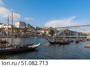 View of the Ribera and bridge Dom Luis I Bridge from Vila Nova de Gaia. The river Douro, Porto, Portugal. Colorful houses on the embankment. Barrels of port on boats. Travel photography. (2018 год). Стоковое фото, фотограф Вера Федорова / Фотобанк Лори