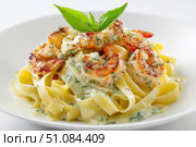 Shrimp Scampi. Spaghetti with shrimp and Creamy Garlic White Wine Sauce on a plate, top view. Scrumptious shrimp and fettuccine pasta with a cilantro, copy space. Linguine Alfredo. Italian cuisine. Стоковое AI-изображение, AI-художник Марина Демидюк / Фотобанк Лори