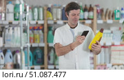 Man buyer scans qr code on parquet polish agent. Стоковое видео, видеограф Яков Филимонов / Фотобанк Лори