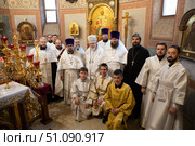 Общая фотография духовенства после священнической хиротонии в алтаре Троицкого собора города Реутов. Редакционное фото, фотограф Дмитрий Неумоин / Фотобанк Лори