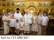 Священник Иоанн Воронко с семьей и епископом Николаем после литургии. Редакционное фото, фотограф Дмитрий Неумоин / Фотобанк Лори