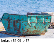 Зеленый металлический мусорный контейнер. A green metal dumpster. Стоковое фото, фотограф Татьяна Д / Фотобанк Лори