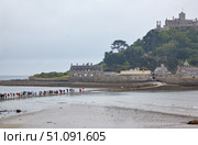 A causeway to St Michael's Mount at low water. Cornwall. England. Great Britain (2009 год). Редакционное фото, фотограф Сергей Пристяжнюк (Serg Zastavkin) / Фотобанк Лори
