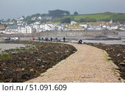 A causeway connecting St Michael's Mount island and Marazion. Cornwall. England. GB (2009 год). Редакционное фото, фотограф Сергей Пристяжнюк (Serg Zastavkin) / Фотобанк Лори