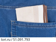 Хлопчатобумажный носовой платок в кармане новых синих джинсов. Cotton handkerchief in new blue jeans pocket. Стоковое фото, фотограф Татьяна Д / Фотобанк Лори