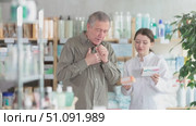 Man with cough choosing pills with help of pharmacist. Стоковое видео, видеограф Яков Филимонов / Фотобанк Лори