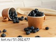 Fresh blueberries in terracotta cups. Coffee cups. Selective focus. Стоковое фото, фотограф Анастасия  Гудантова / Фотобанк Лори